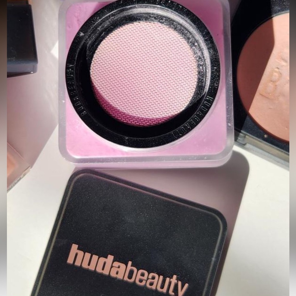 Huda beauty setting powder